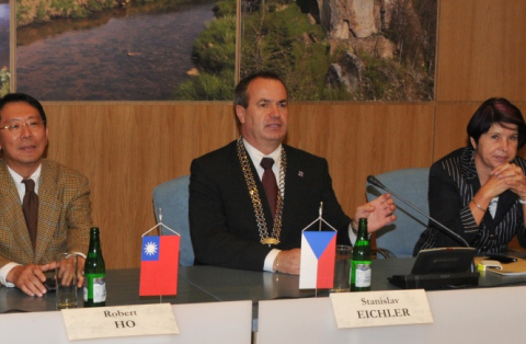 (zleva) Ho, Hejtman S. Eichler, náměstkyně L. Vajnerová 
